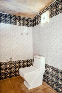山姆Desert Safari Camp & Resort Sam的浴室铺有黑白瓷砖,设有白色卫生间。