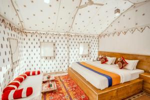山姆Desert Safari Camp & Resort Sam的一间带两张床和一张沙发的卧室