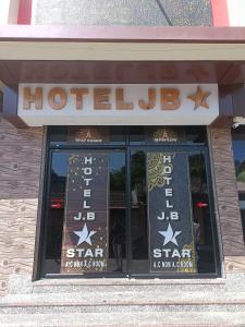 曼德维HOTEL JB STAR的大楼前的酒店标志