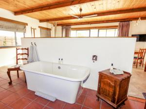 塔尔巴赫Duikersdrift Winelands Country Escape的配有桌子的客房内的白色浴缸