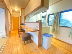 奄美島の宿　結んちゅ的一间厨房,内设柜台和垃圾桶