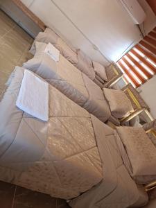 卡拉克hostel ـ Karak dream的一组床坐在房间里