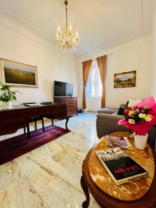 罗马Prati di Borgo的客厅配有桌子和钢琴
