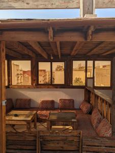 阿加迪尔darna surf house anza的客厅配有沙发和桌子