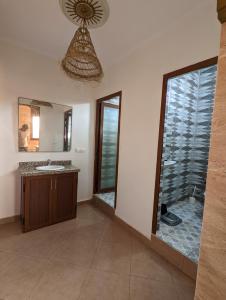 阿加迪尔darna surf house anza的一间带水槽和大镜子的浴室