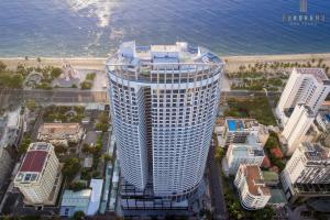 芽庄JK.Boutique Oceanfront Panorama Residence的海滩旁高楼空中景观