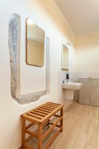 索马伦巴多Veruskacamere Camera 3的浴室设有水槽和墙上的镜子