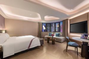 广州外商艺龙酒店（广州珠江新城店）的一间带大床的卧室和一间客厅