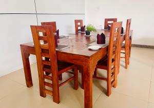 阿努拉德普勒ismattha hotel的木制餐桌、木椅和桌子