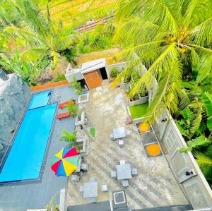 阿努拉德普勒ismattha hotel的游泳池顶部景,带遮阳伞