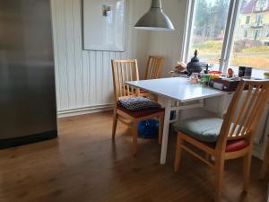 Mattmar vila的厨房配有桌椅和窗户。