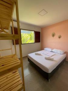 圣米格尔-杜斯米拉格里斯Casa Valentina em Milagres - AL的一间卧室配有一张双层床和梯子