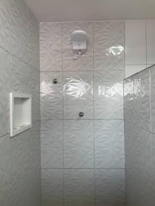 圣米格尔-杜斯米拉格里斯Casa Valentina em Milagres - AL的带淋浴的浴室和白色瓷砖墙壁