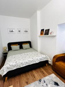 里加GREEN Apartment的一间白色客房内的床铺卧室