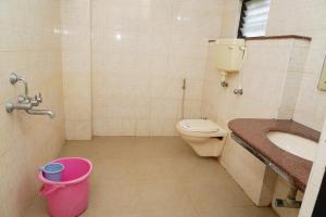 库姆巴科纳姆sitthi residency的一间带卫生间和水槽的浴室