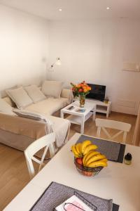 下布雷尼亚Mary (A): Confort y playa.的客厅里设有一张桌子,上面放着香蕉