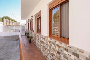 下布雷尼亚Mary (A): Confort y playa.的砖墙和窗户的建筑