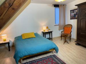 阿格诺Chez Rosa的一间卧室配有蓝色的床和椅子