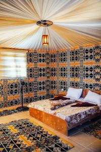 瓦迪拉姆Rum Under The Stars Camp的一间卧室配有床和瓷砖墙