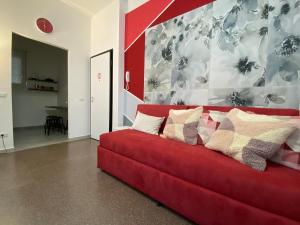 佩罗My Red at Milano Mind的客厅里配有红色沙发及枕头