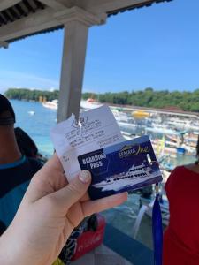 八丹拜GiliFerries Semaya One Cruise的持有游轮船票的人
