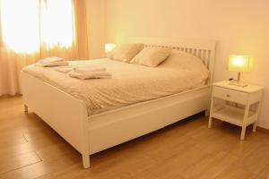 下布雷尼亚Inés (B): Relax y playa.的一张白色的床,上面有两条毛巾