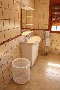 下布雷尼亚Inés (B): Relax y playa.的白色的浴室设有水槽和镜子