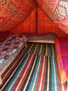 Qaşr GhīlānL'Oasis的帐篷内带两张床的房间