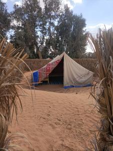 Qaşr GhīlānL'Oasis的泥土中的一个帐篷