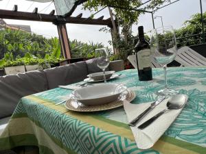 丰沙尔Villa Formosa的一张桌子,上面放有盘子和酒杯