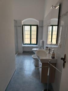 Casa CriscioneVilla Melina lafattoriasecondonoi的白色的浴室设有2个盥洗盆和1个卫生间。
