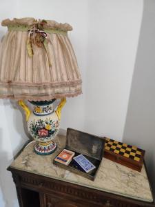 Casa CriscioneVilla Melina lafattoriasecondonoi的花瓶桌子顶上的灯