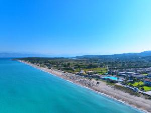 阿尔米罗斯海滩Villa Pami的享有海滩和海洋的空中景致
