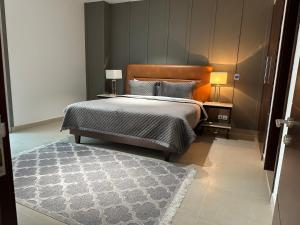 伊斯兰堡One Constitution Avenue by Goldfinch的一间卧室配有一张大床和地毯。