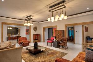 东勒贡10 bedroom Luxurious Villa的带沙发和椅子的客厅