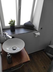柯尼希斯湖畔舍瑙Gästehaus Vorderwahllehen的一间带白色水槽和窗户的浴室
