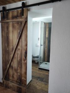 柯尼希斯湖畔舍瑙Gästehaus Vorderwahllehen的一间位于客房内的带滑动谷仓门的浴室