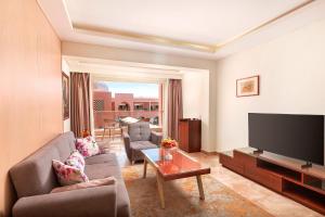 赫尔格达Pickalbatros Alf Leila Wa Leila Resort - Neverland Hurghada的带沙发和平面电视的客厅