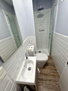 圣克鲁斯-德特内里费Apartamento Vistamar的白色的浴室设有水槽和卫生间。