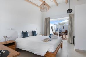 卡武埃鲁Quinta do Ourives的卧室设有一张大白色床,享有海景