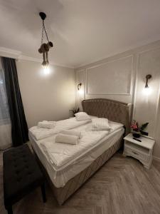 图尔恰Casa moderna situata in zona centrala a orasului的卧室配有一张白色大床