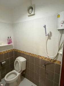 碧差汶克朗芒河居家旅馆的一间带卫生间和淋浴的浴室