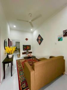 大山脚Tok Abah Homestay Bukit Mertajam的带沙发和电视的客厅