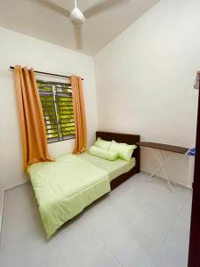 Tok Abah Homestay Bukit Mertajam客房内的一张或多张床位