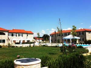 Drinovci斯凯林旅馆的一座带游泳池的庭院