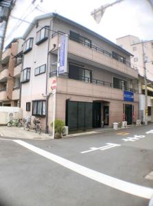 大阪HOSTEL198 Private Room of Second floorーVacation STAY68024v的城市街道拐角处的建筑物