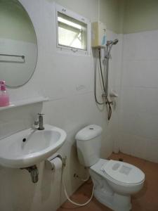 攀牙Waterjade Resort的一间带水槽、卫生间和镜子的浴室