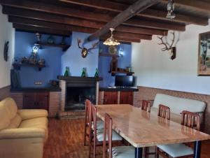 阿尔库迪亚德瓜迪克斯CASA CUEVA PIENA, Alcudia de Guadix的一间带桌子和壁炉的用餐室