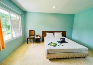 攀牙Waterjade Resort的一间卧室配有一张蓝色墙壁的床