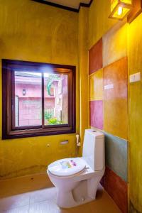 攀牙Waterjade Resort的一间带卫生间和窗户的浴室